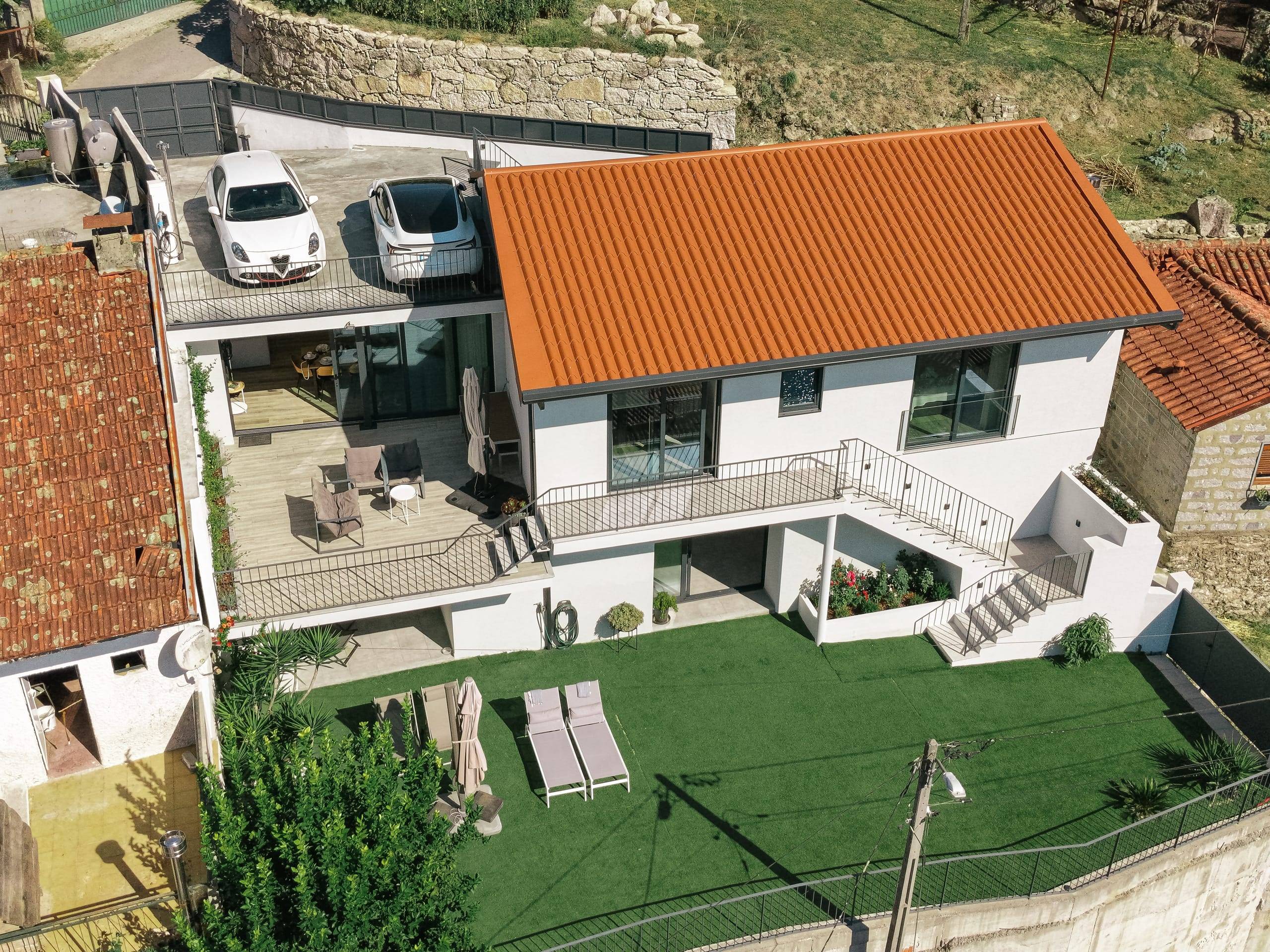 Vista aérea da Casa Miralago com jardim, terraço e estacionamento privado