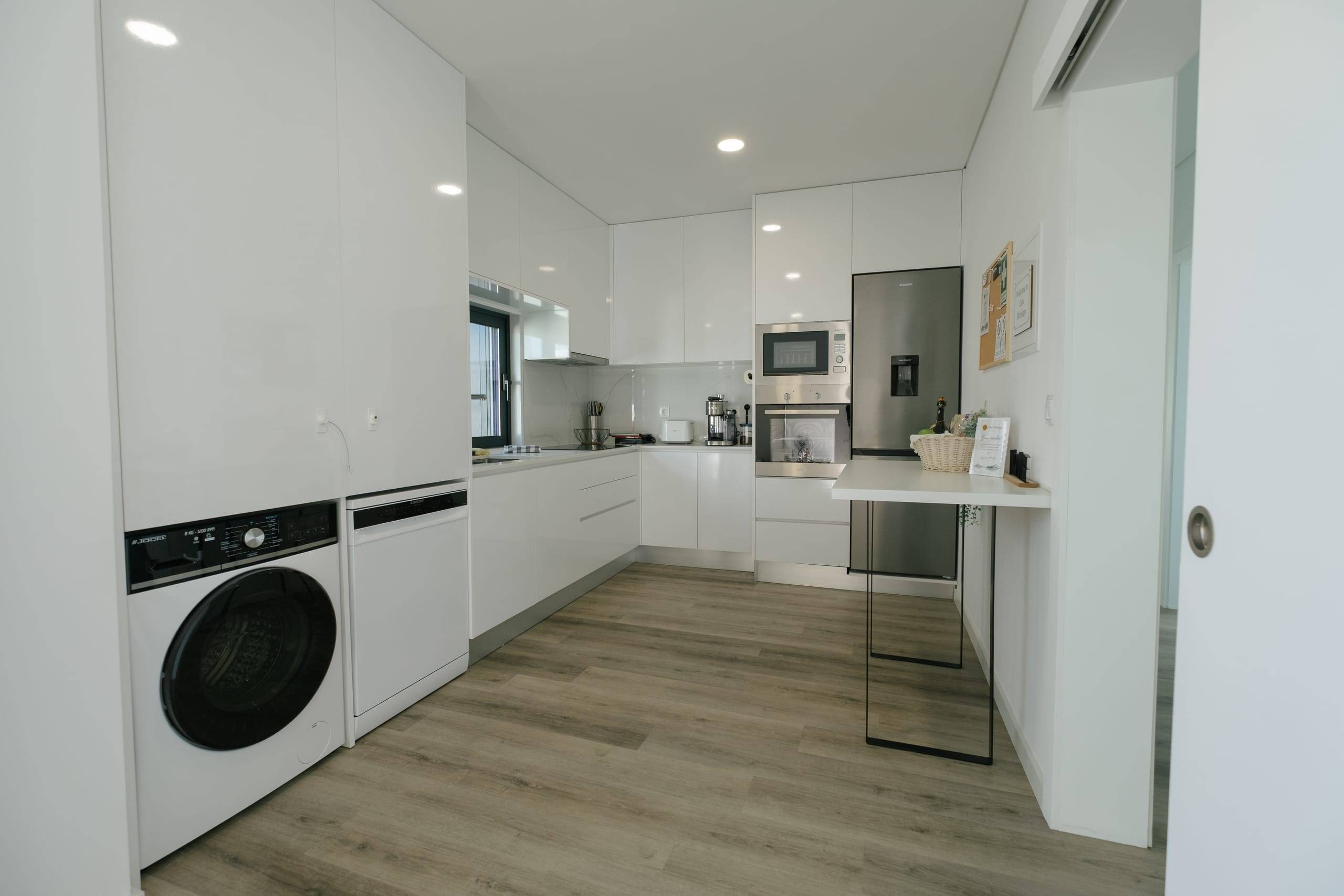 Cozinha totalmente equipada com máquina de lavar roupa e loiça