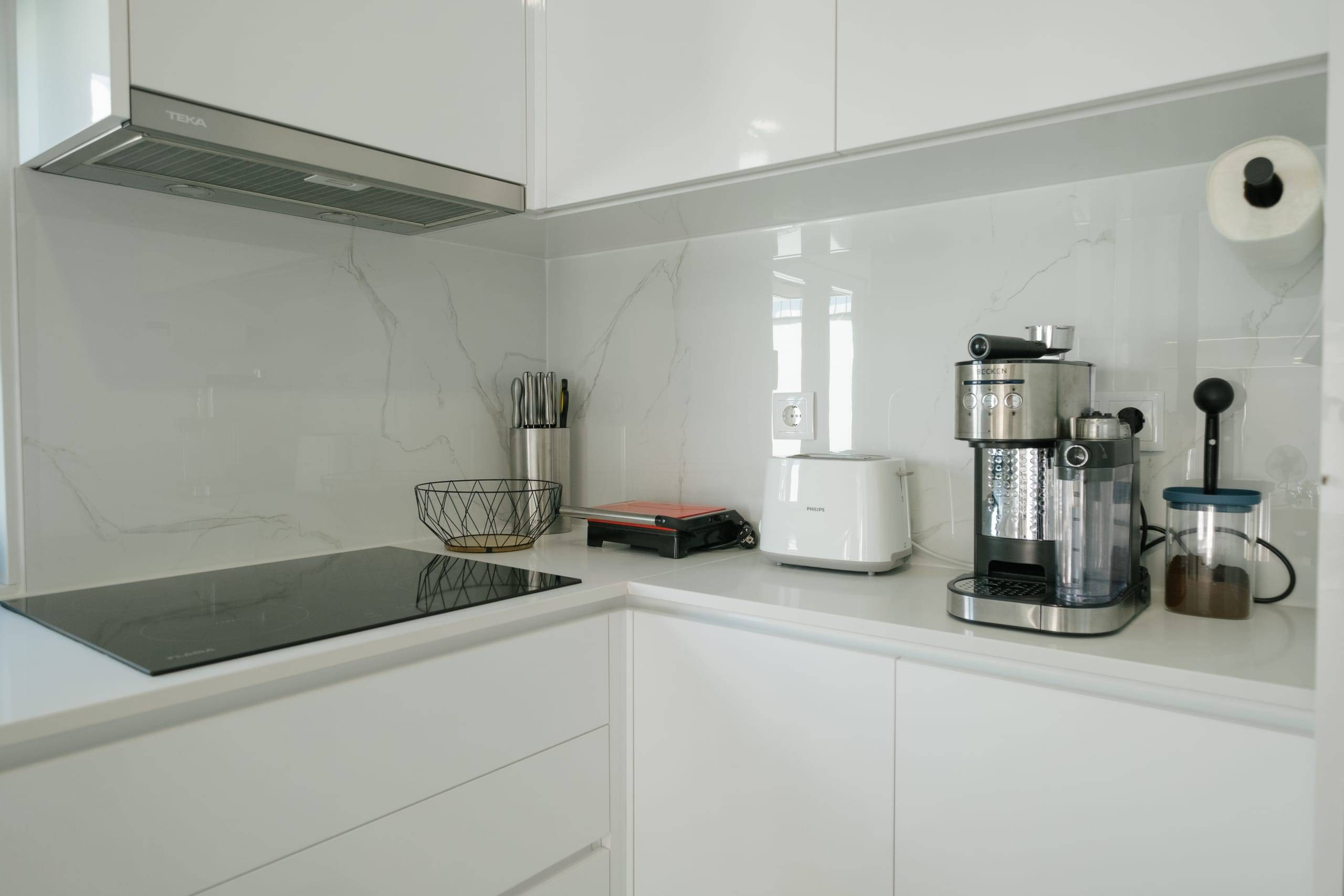 Bancada da cozinha com placa de indução e máquina de café