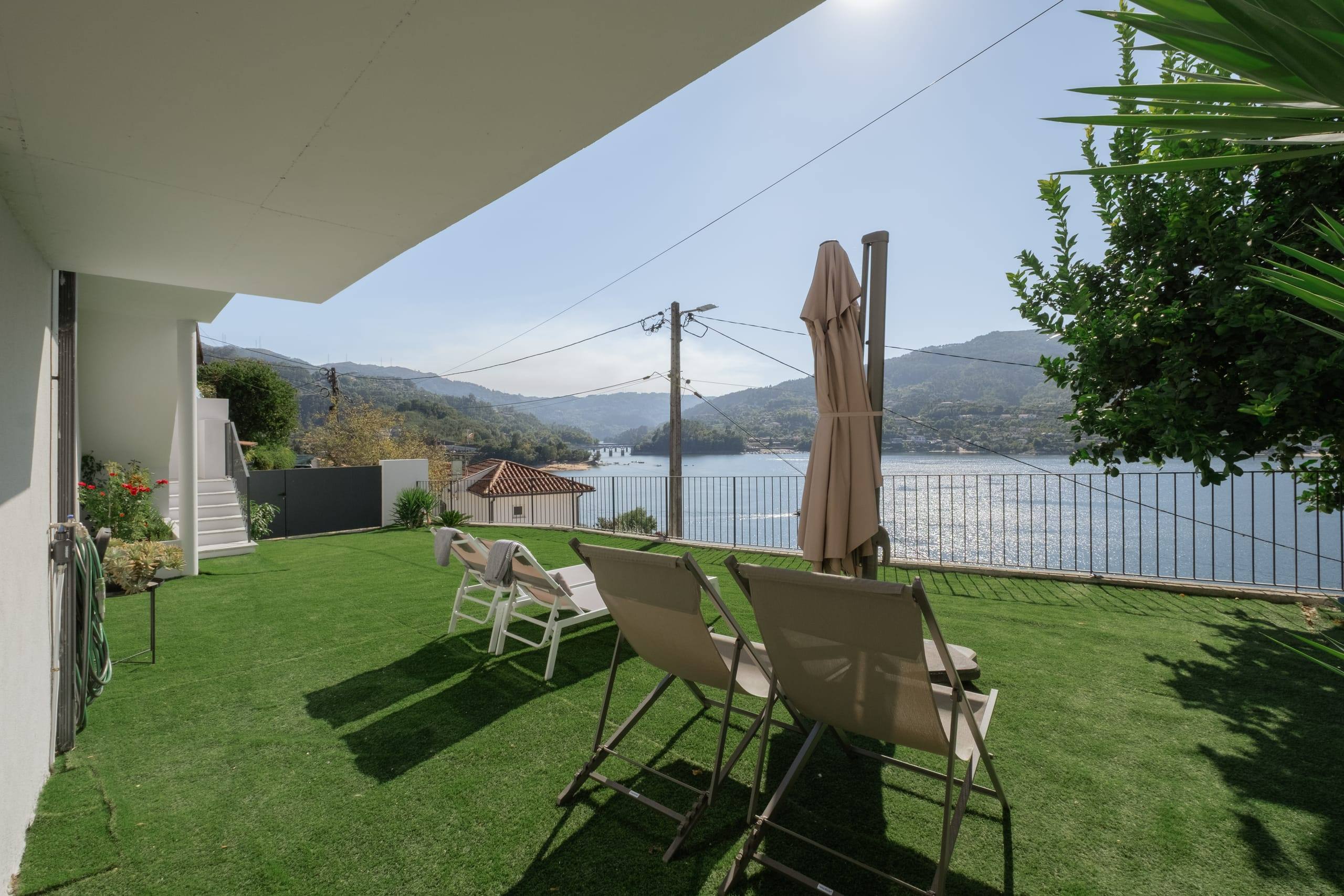 Jardim com espreguiçadeiras e vista para a Barragem da Caniçada