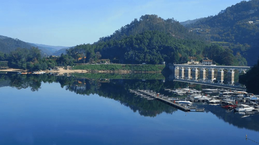 Marina de Rio Caldo, na margem da Albufeira da Caniçada