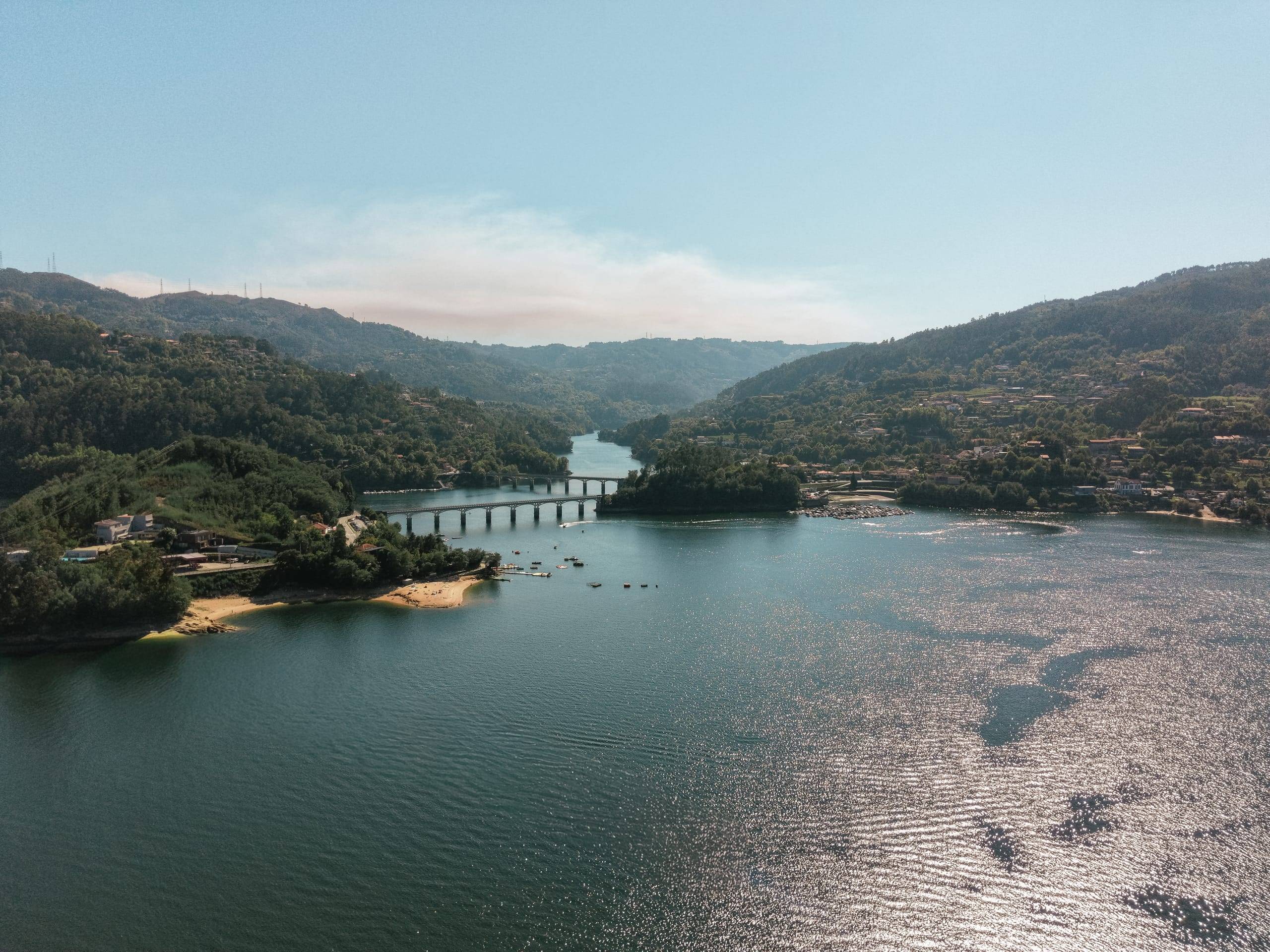 Ponte de Rio Caldo sobre a albufeira da Caniçada, no Gerês