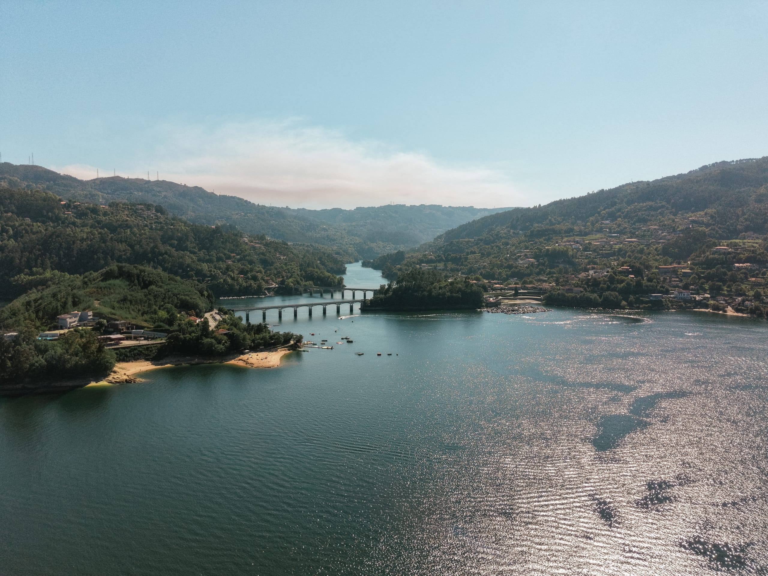 Ponte de Rio Caldo sobre a albufeira da Caniçada, no Gerês