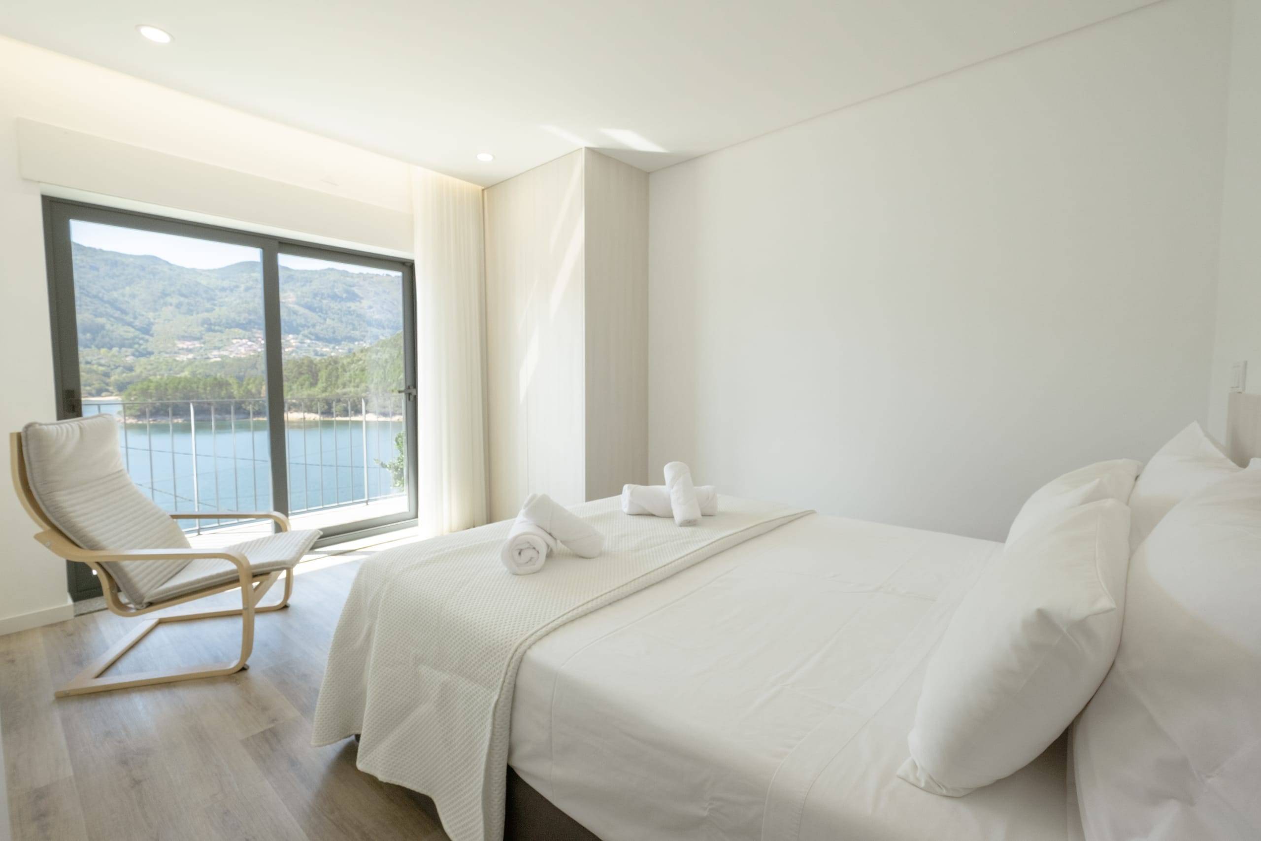 Quarto de casal com janela panorâmica para o lago