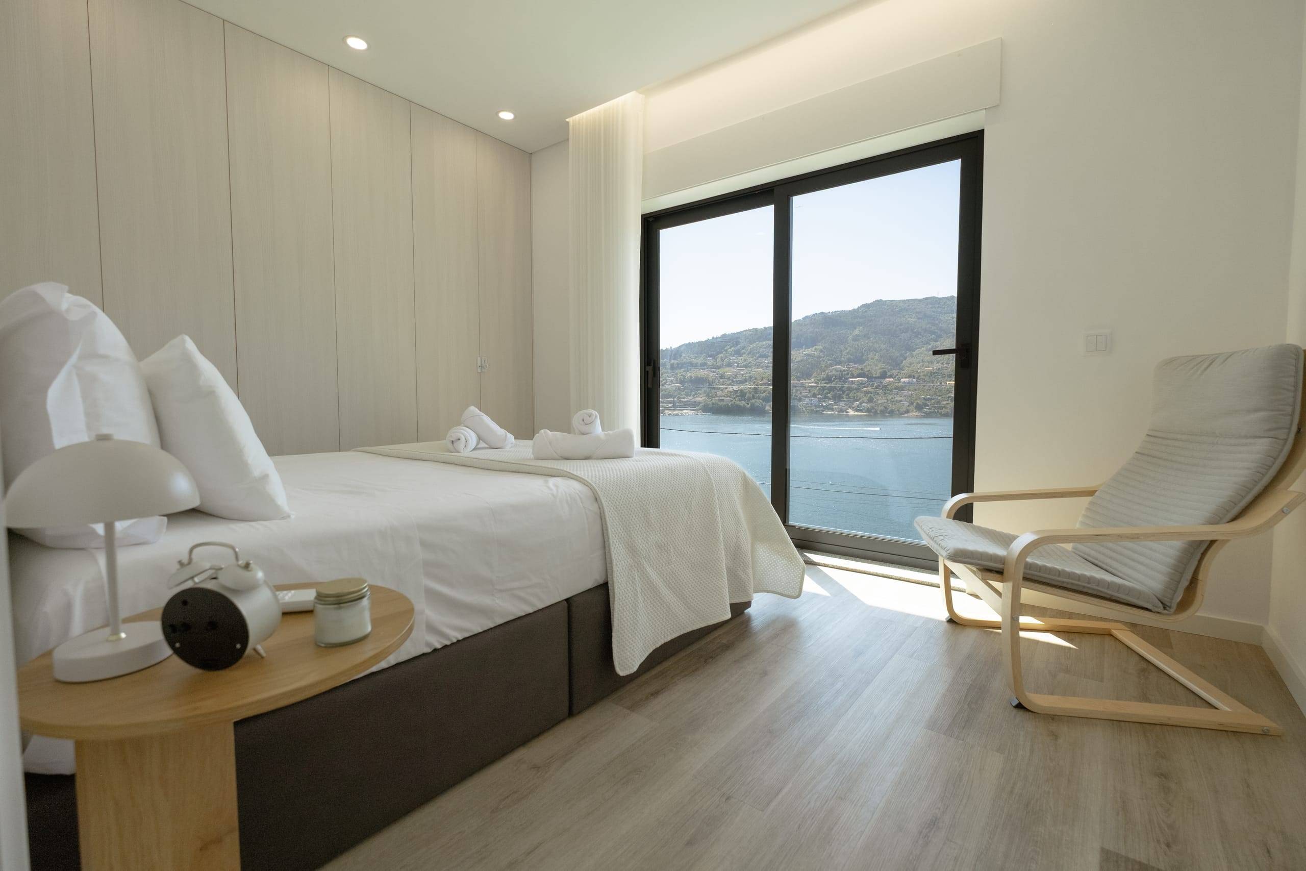 Quarto de casal com cadeirão e vista para a barragem