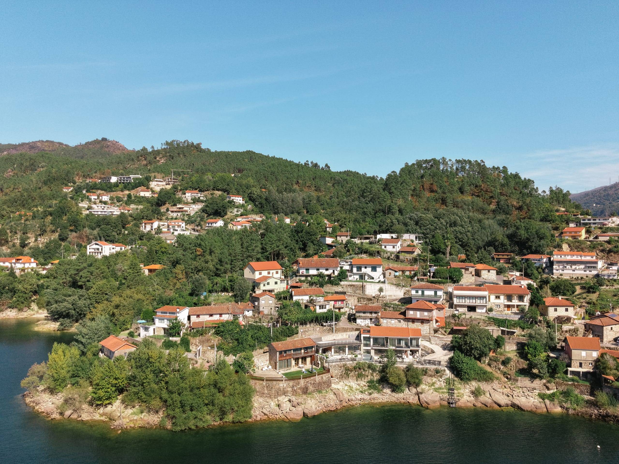Vista aérea de Rio Caldo junto à albufeira da Caniçada, no Gerês
