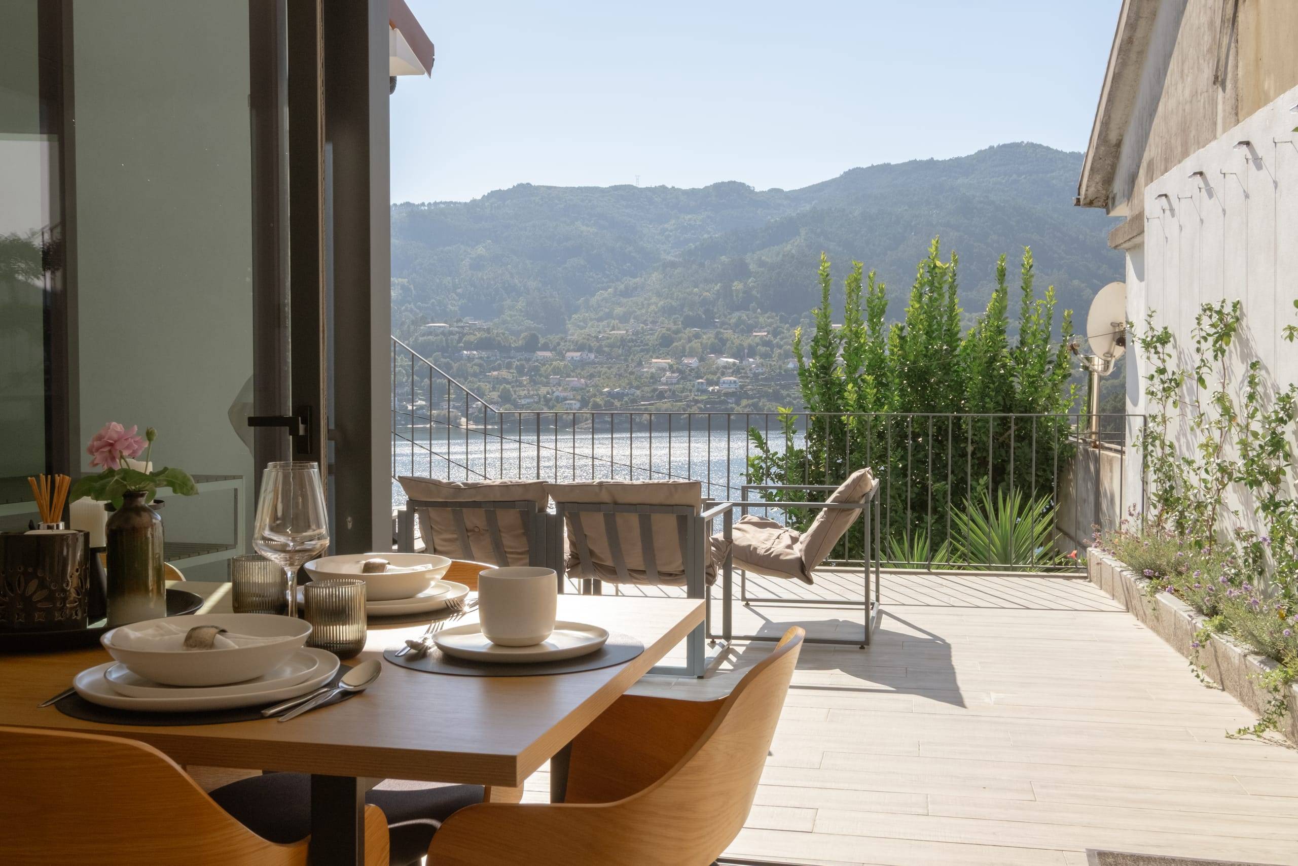Mesa posta no terraço com vista para a barragem e as montanhas